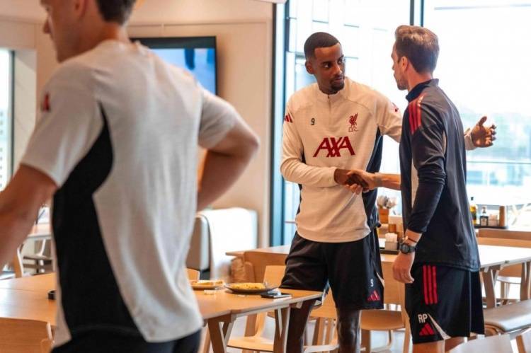 利物浦官方晒照，伊萨克完成在俱乐部的首次训练